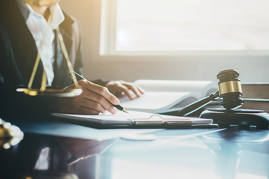 Lawyer-signing-documents